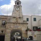 Il nostro viaggio alla scoperta del borgo medievale parte dalla centralissima piazza Aldo Moro: davanti a noi c'� Porta Orologio, che con la sua curiosa forma piramidale costituisce dal 1841 l'ingresso principale del centro storico